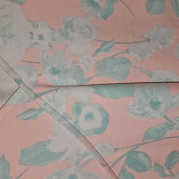 Beautiful pastel floral Guess top in size M - Picture 4 of 6